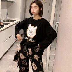 Ensemble Pyjama Noir Avec Winnie L’ourson Pour Femme -Mode Pyjamas Magasin ensemble pyjama noir avec winnie l ourson pour femme 4