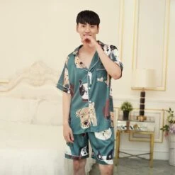 Mode Pyjamas Magasin -Mode Pyjamas Magasin pyjama automne deux pieces vert fonce en satin a motif chiens 2