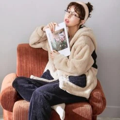 Pyjama Beige Et Bleu Chaud En Polaire Pour Couple -Mode Pyjamas Magasin pyjama beige et bleu chaud en polaire pour couple 1