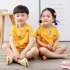 Pyjama Jaune Deux Pièces à Motif Dessin Animé Pour Enfants