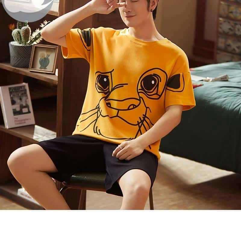 Pyjama D’été Avec T-shirt Orange à Motif Simba Et Short Noir Pour Homme 3 Pyjama D’été Avec T-shirt Orange à Motif Simba Et Short Noir Pour Homme