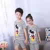Pyjama D’été à Rayure Noir Et Blanc Avec Imprimé Mickey Mousse Pour Enfant 2 Pyjama D’été à Rayure Noir Et Blanc Avec Imprimé Mickey Mousse Pour Enfant -Mode Pyjamas Magasin pyjama dete gris a manches courtes et motif souris pour enfants 4