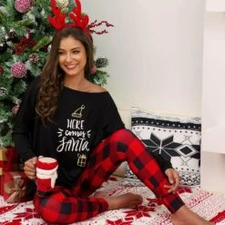 Pyjama Imprimé De Noël Pour Femmes épaules Dénudées -Mode Pyjamas Magasin pyjama imprime de noel pour femmes epaules denudees