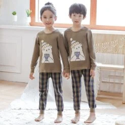 Pyjama Printemps Avec Pull-over Beige Et Pantalon Carreaux Pour Enfants